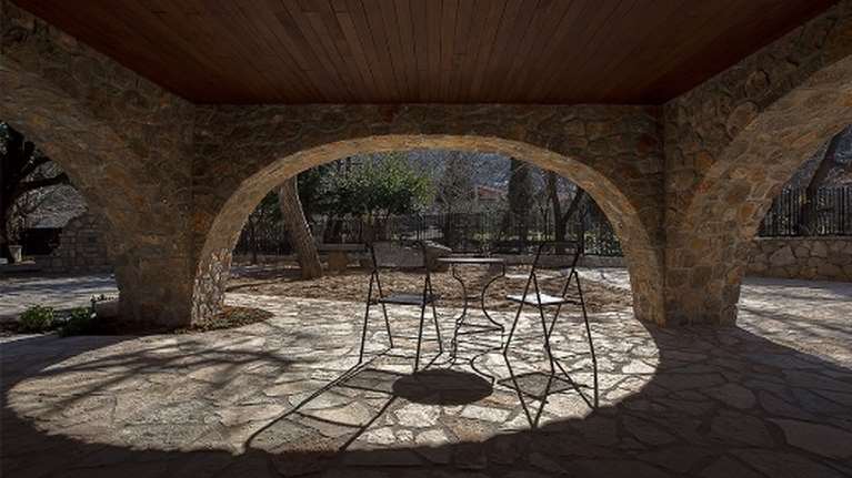 Πώς το "κρατικό μονοπώλιο" του Παρνασού, έγινε χειμερινή design κατοικία