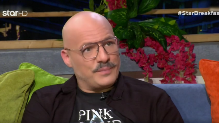 Νίκος Μουτσινάς: Σπάνια πλάνα από το πολύ μοντέρνο σπίτι του - Παντού χρώματα και υπέροχη θέα