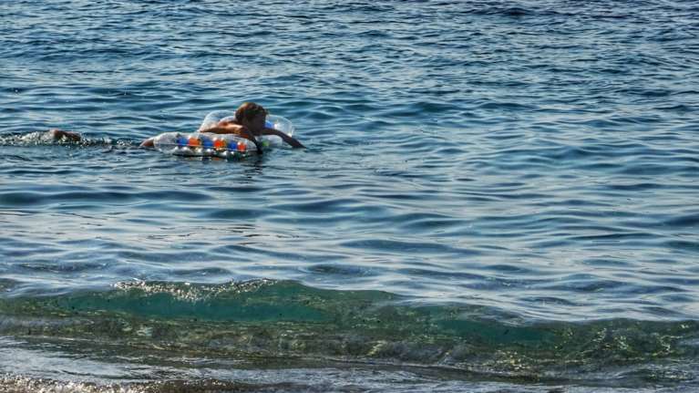 Συναγερμός για 6χρονη που παρασύρθηκε με το θαλάσσιο στρώμα της στη Στυλίδα