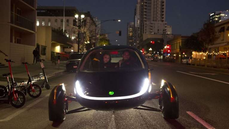 To ηλιακό ηλεκτρικό Aptera Gamma κοντά στην παραγωγή