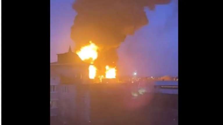 Στην αντεπίθεση οι Ουκρανοί: Επληξαν με ελικόπτερα αποθήκη καυσίμων σε ρωσική πόλη κοντά στα σύνορα