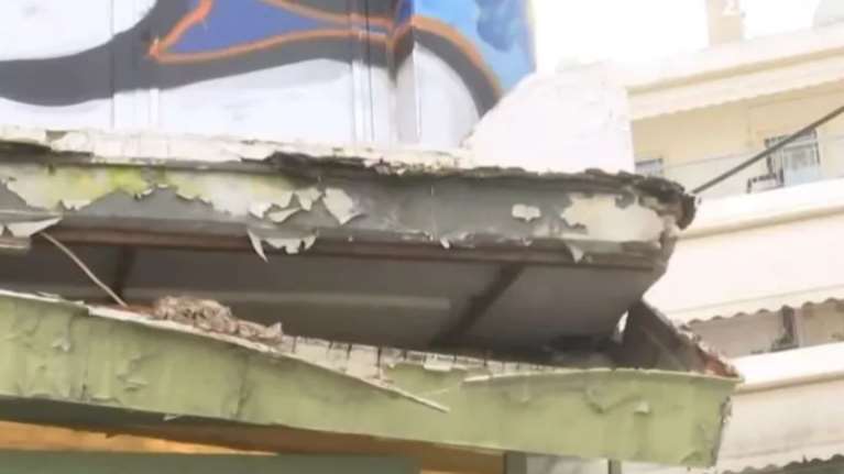 Ταύρος: Μπαλκόνι... κρέμεται πάνω από τα κεφάλια περαστικών [βίντεο]