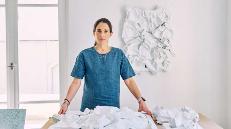 Η εικαστικός Μαρία Φραγκουδάκη με το έργο &quot;Thera&quot; στη δημοπρασία &quot;The Greek Sale&quot; του Οίκου Bonhams στο Παρίσι