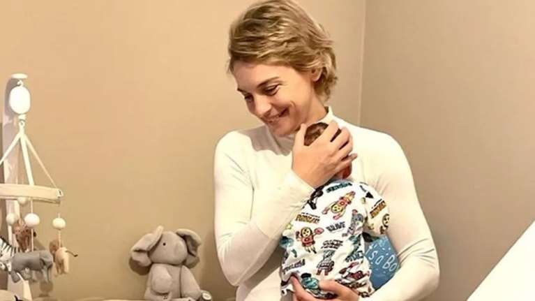 Η Γιούλικα Σκαφιδά "λιώνει" στην αγκαλιά του γιου της