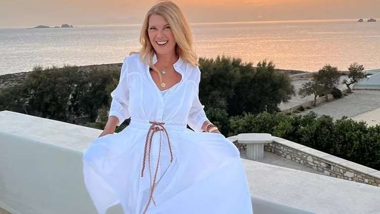 Χωρίς ίχνος μακιγιάζ και ανέμελη στην Αίγινα: Η νέα ζωή της Σοφίας Αλιμπέρτη στο νησί