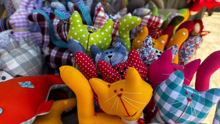 Παραμυθένιες μορφές ζώων από ριγέ, καρό και εμπριμέ υφάσματα μεταχειρισμένων ρούχων:  Χαμογελαστές γάτες, σκύλοι, χήνες, χταπόδια