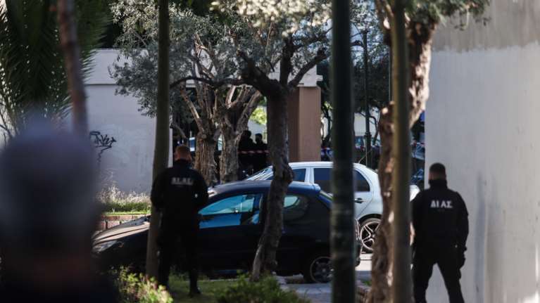 "Φαρ Ουέστ" στην Αγία Βαρβάρα: Πυροβόλησε οδηγό αυτοκινήτου και μετά ταμπουρώθηκε στο σπίτι του