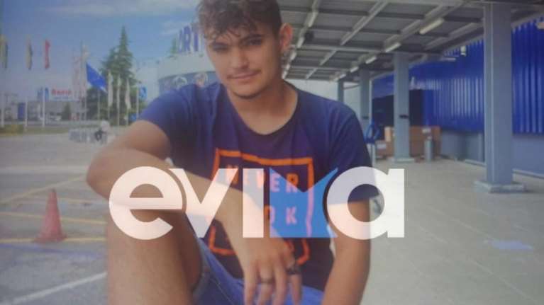 Εύβοια: Ράγισαν καρδιές στο τελευταίο αντίο στον 22χρονο Αντώνη - Τραγικές φιγούρες οι γονείς του