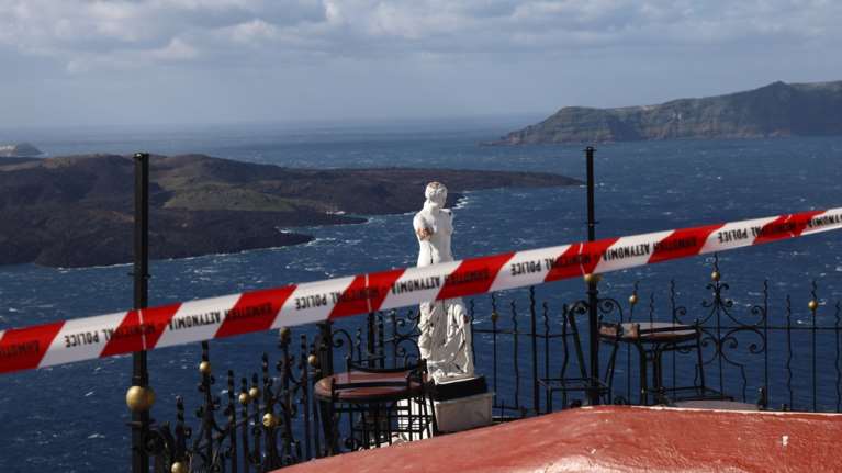 Σεισμοί: Σε κατάσταση έκτακτης ανάγκης και η Ίος - Οι επιστήμονες εστιάζουν στη Νέα Καμένη - Κατολισθήσεις στην Αμοργό