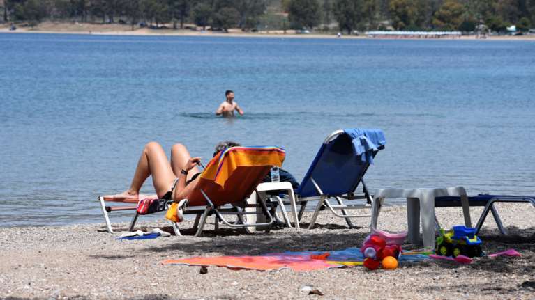Συνεχίζεται η καλοκαιρία: Μέχρι τους 34 °C θα σκαρφαλώσει την Κυριακή το θερμόμετρο - Χαλάει από το απόγευμα στα βόρεια
