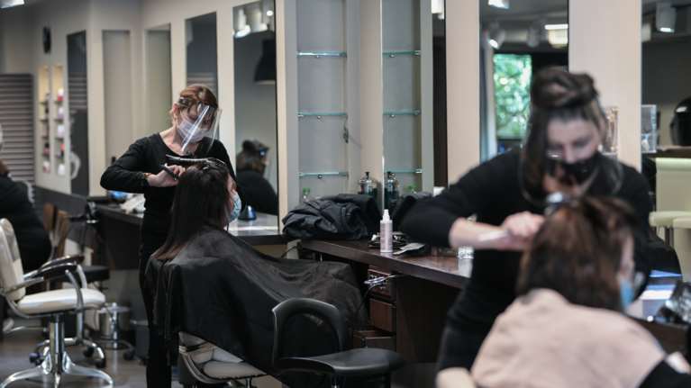 Ποιο είναι το sms για κομμωτήρια και κέντρα αισθητικής - Τι ωράρια ισχύουν