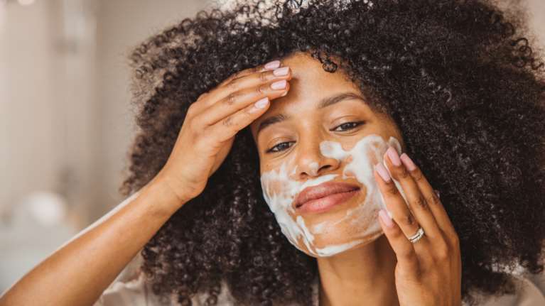 Καθαρές Λύσεις: 10 προϊόντα καθαρισμού για άψογη επιδερμίδα