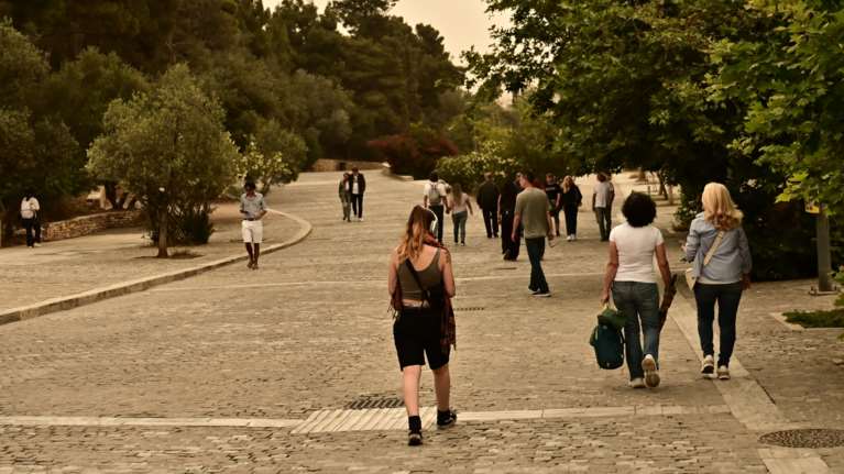 Καιρός: Αποπνικτική ατμόσφαιρα σήμερα με αφρικανική σκόνη και 30άρια - Πού θα βρέξει