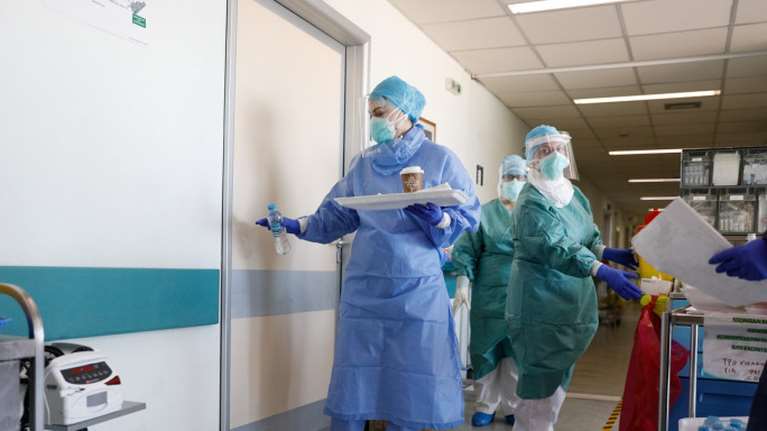 Καλά νέα: Μητέρα με βαριά λοίμωξη κορονοϊού γέννησε ένα υγιέστατο κοριτσάκι στο "Αττικόν"