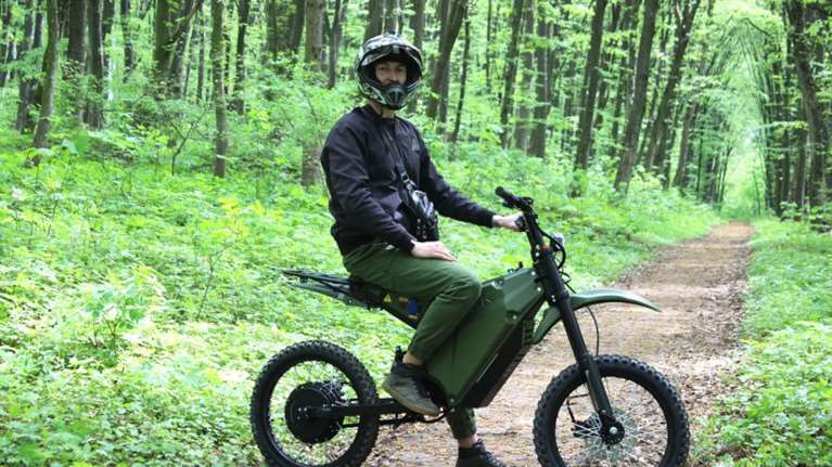 Ουκρανία: Με ηλεκτρικά σκούτερ οι ελεύθεροι σκοπευτές