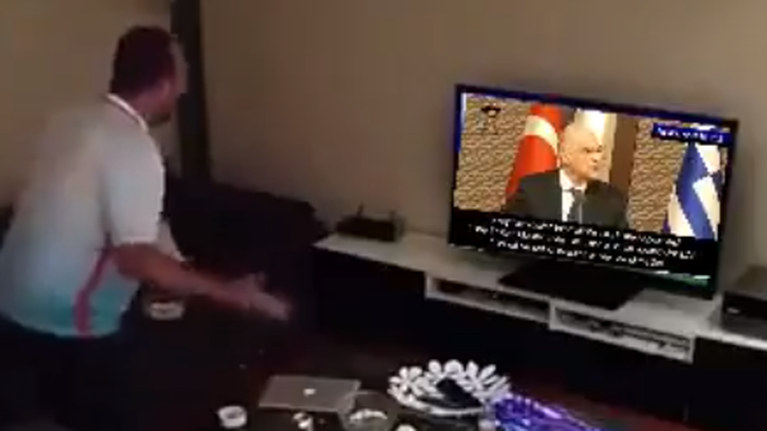 Viral: Έξαλλος Τούρκος σπάει την τηλεόραση του βλέποντας τις δηλώσεις Δένδια στην Άγκυρα [βίντεο]