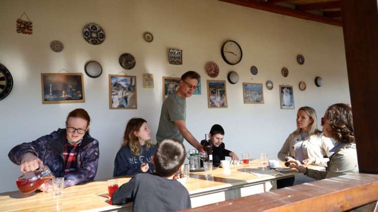 Σερβία: Ρώσος ξενοδόχος φιλοξενεί δωρεάν Ουκρανούς πρόσφυγες από ντροπή για τη ρωσική εισβολή