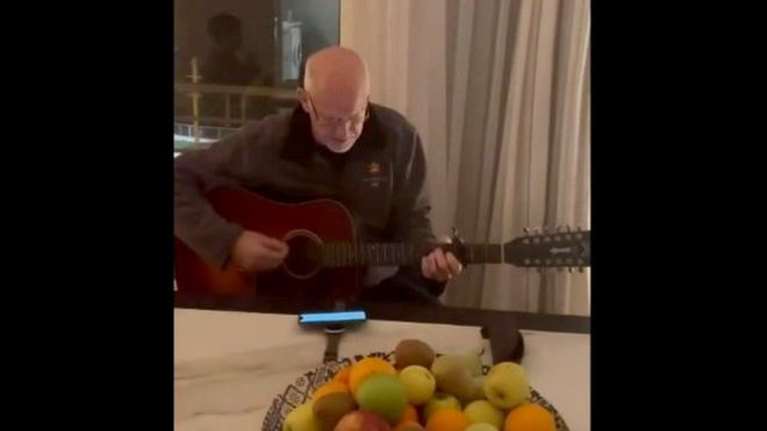 Ο Γιώργος Παπανδρέου έγινε 70: Παίζει κιθάρα στη μητέρα του και της τραγουδά &quot;Καλημέρα Ηλιε&quot;