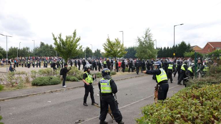 Βρετανία: Βίαιες ταραχές στις αντιμεταναστευτικές διαδηλώσεις - &quot;Όσοι εμπλέκονται θα το μετανιώσουν&quot; προειδοποιεί ο Στάρμερ