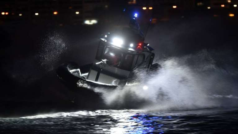Φωτιά σε φορτηγό πλοίο, ένα ναυτικό μίλι βόρεια της Ελαφονήσου