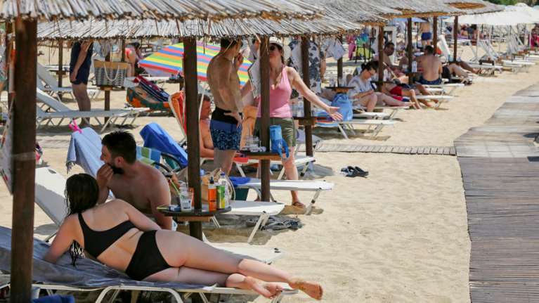 Κρήτη: Πλήρωσαν &quot;χρυσάφι&quot; ομπρέλες και ξαπλώστρες σε παραλία