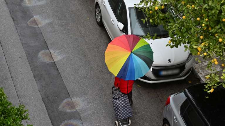 Αστατος καιρός σήμερα με συννεφιά και βροχές - Εως 17 βαθμούς ο υδράργυρος