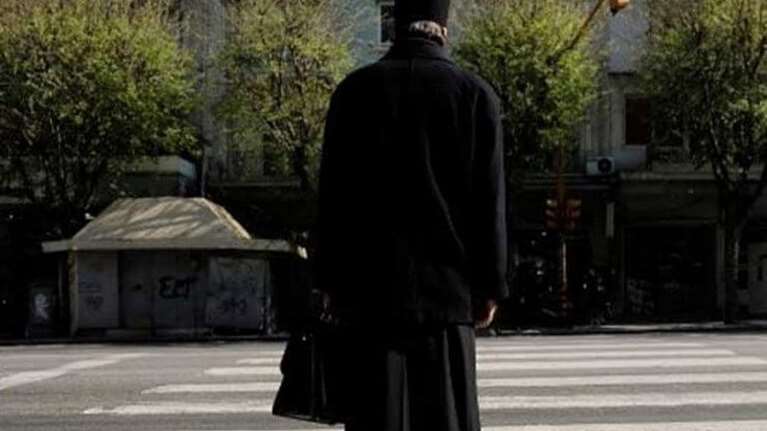 Ιερέας χάκερ έκλεβε τραπεζικούς λογαριασμούς και μοίραζε τρόφιμα σε φτωχούς - Απέσπασε 120.000 ευρώ - Τι λέει μέσα από τη φυλακή