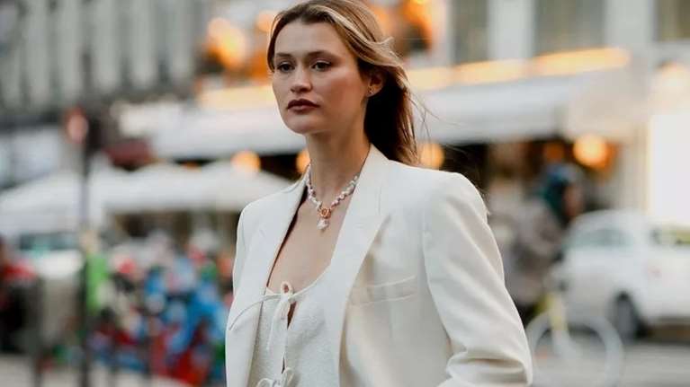 Ξέχνα τα σνίκερς φέτος την άνοιξη - Αυτά είναι τα παπούτσια που θα κυριαρχήσουν