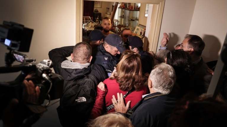 Διαψεύδει η ΕΛ.ΑΣ δημοσιεύματα για άσκηση σωματικής βίας κατά της δημοσιογράφου Ιωάννας Κολοβού στου Ζωγράφου