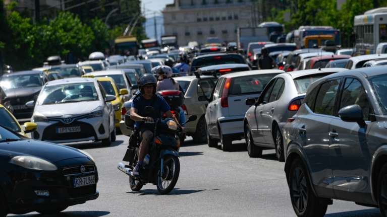 KOK: Αυστηρή ποινή και αφαίρεση άδειας για τους οδηγούς που στήνουν καυγά στο τιμόνι με το παραμικρό