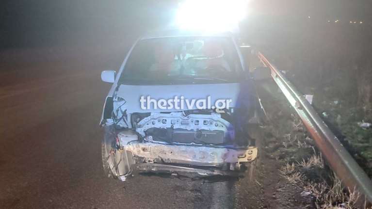 Θεσσαλονίκη: &quot;Τρελή&quot; πορεία αυτοκινήτου με δύο τραυματίες - Eπεσε σε στάση λεωφορείου