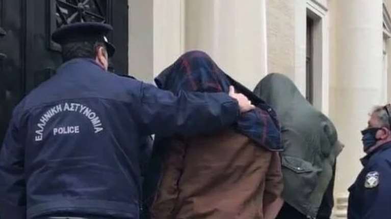 Πάτρα: Στον Εισαγγελέα οι συλληφθέντες για το κορονοπάρτι με τα 98 άτομα