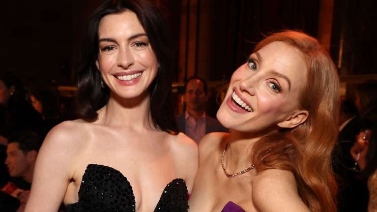 Οι Αν Χάθαγουει και Τζέσικα Τσάστεϊν κάνουν spa εν ώρα πτήσης: Αυτό είναι το μυστικό τους για λαμπερή επιδερμίδα