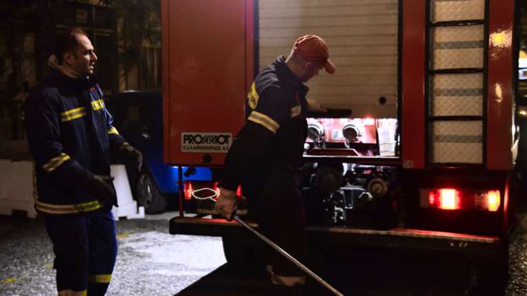 Στις φλόγες τυλίχθηκε διαμέρισμα στη Θεσσαλονίκη - Οι καπνοί &quot;έπνιξαν&quot; την πολυκατοικία