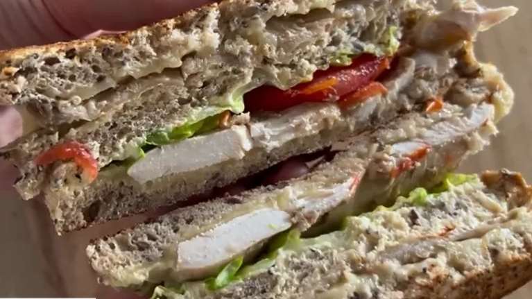 Το πιο υγιεινό και νόστιμο club sandwich: Με μόλις 450 θερμίδες και 42 γρ. πρωτεΐνης!