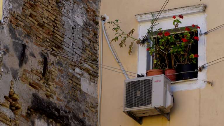 Καύσωνας:  Πόσο &quot;καίει&quot; το κλιματιστικό, τα τρικ για φθηνότερη δροσιά - Τι να κάνουμε για να μην είναι τσουχτερός ο λογαριασμός