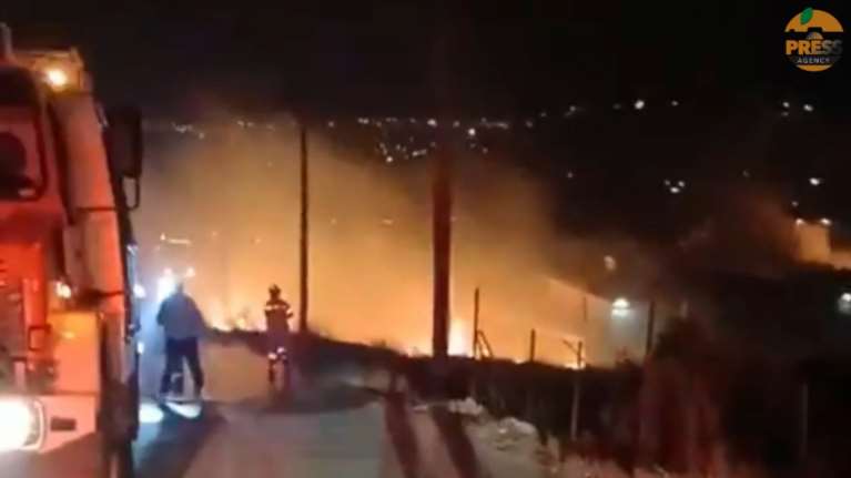 Σαλαμίνα: &quot;Κάποιοι είχαν γλέντι και έριξαν πυροτεχνήματα&quot; - Η φωτιά έφτασε δίπλα στα σπίτια [βίντεο]