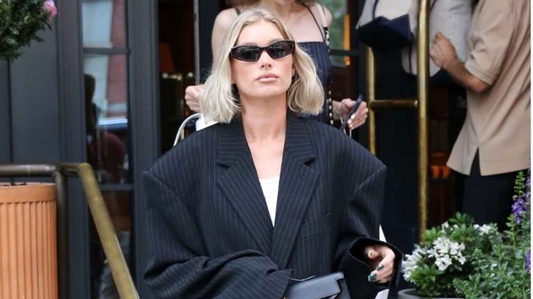 Balletcore beauty: Η chic τάση μαλλιών από την πασαρέλα που έχει κάνει θραύση στο streetstyle