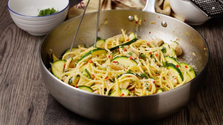 Light πιάτο: Κρεμώδης μακαρονάδα από κολοκυθάκια - Έτοιμη σε 15 λεπτά