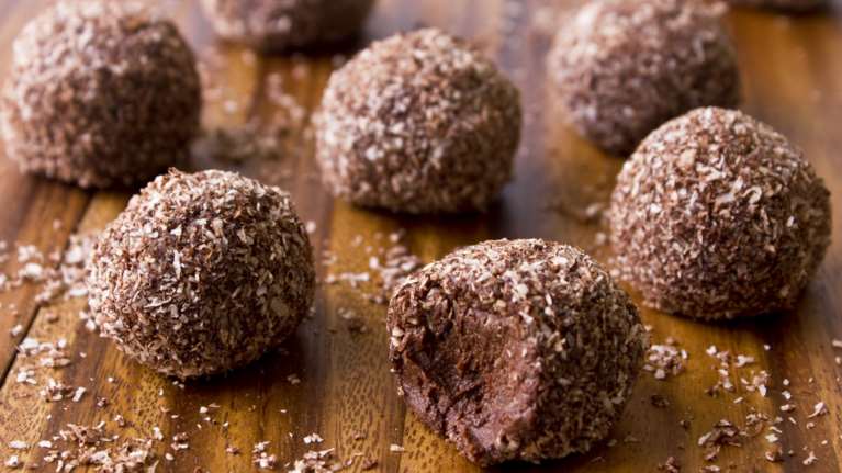 Πεντανόστιμα τρουφάκια σοκολάτας με 3 υλικά και χωρίς προσθήκη ζάχαρης