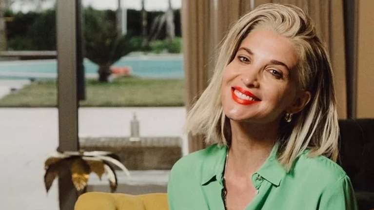 Η Νίκη Κάρτσωνα με νέο κούρεμα και χρώμα μαλλιών: Η εντυπωσιακή αλλαγή μετά από πολλά χρόνια