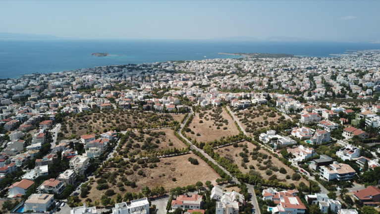 Εταιρεία θέλει να οικοδομήσει 400 πολυτελείς κατοικίες στη Βούλα- Διαφωνεί ο Δήμαρχος, θέλει να φτιάξει γήπεδα…