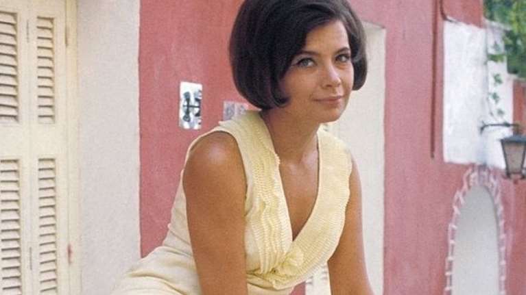 Τζένη Καρέζη: Η απίστευτη ιστορία με το νυφικό στο &quot;Τζένη Τζένη&quot; και ο άγνωστος έρωτας με τον Μπάρκουλη