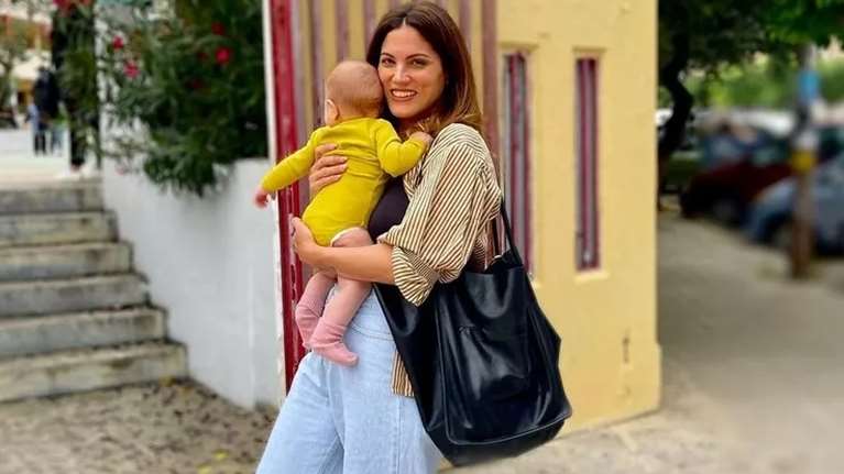 Μαίρη Συνατσάκη &amp; Ίαν Στρατής : Η Ολίβια με τη σάκα της πάει παιδικό σταθμό - "Μία μικρή fashionista"