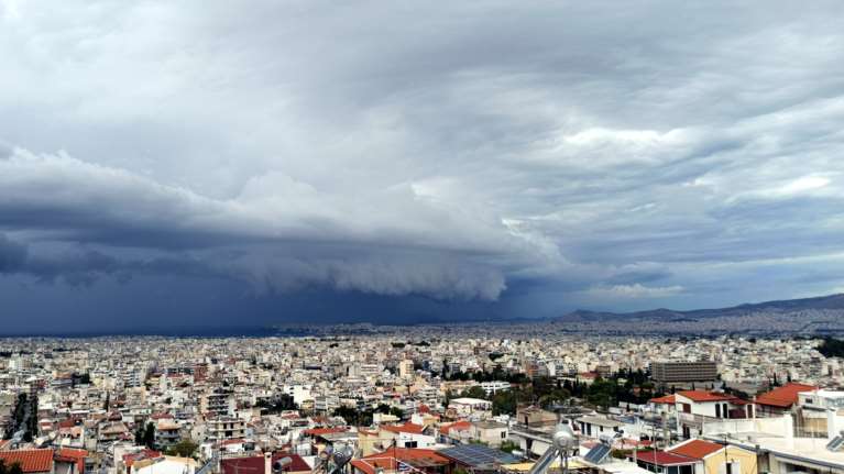 Meteo: Τι είναι το εντυπωσιακό shelf cloud που σχημάτισε η &quot;Κίρκη&quot; στον ουρανό της Αθήνας [Εικόνα]