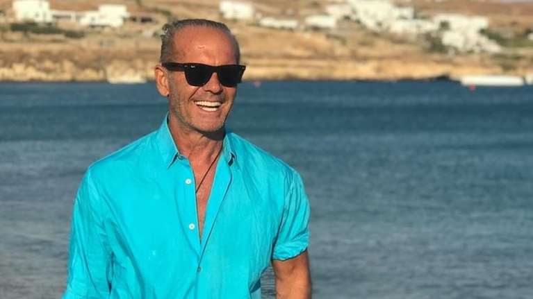 Ο Πέτρος Κωστόπουλος κάνει ηλιοθεραπεία σε εντυπωσιακή πισίνα