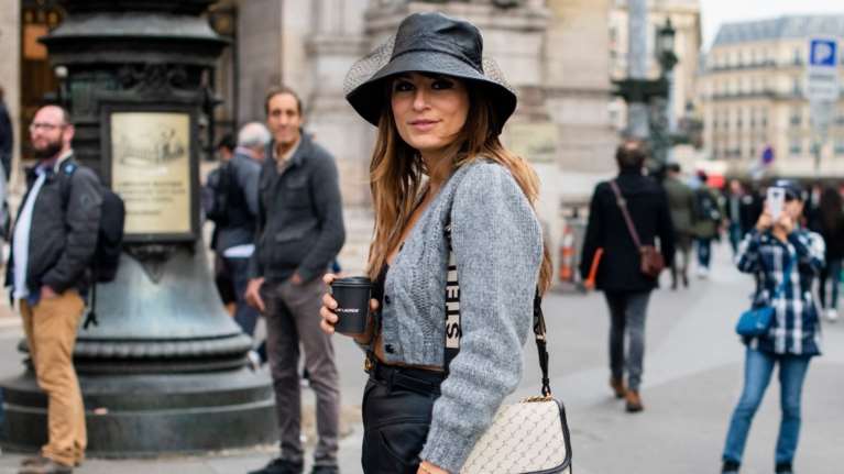 Το ρούχο που λατρεύουν φέτος οι fashionistas είναι και η πιο δυνατή τάση της σεζόν: Απλό αλλά πληθωρικό, φοριέται με έναν ιδιαίτερο τρόπο