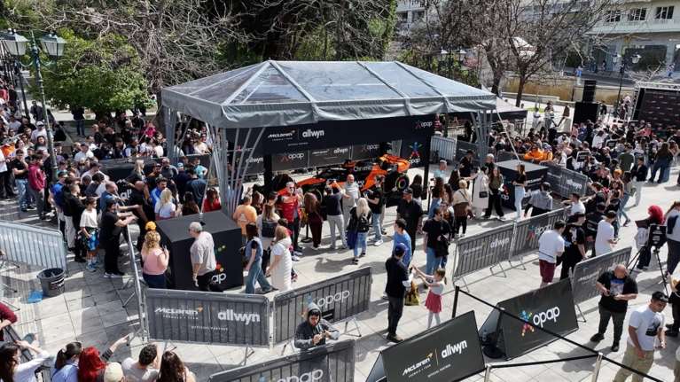 H McLaren στην πρώτη θέση και στην Αθήνα – Ατελείωτες ουρές σε OPAP Arena και Σύνταγμα για μια φωτογραφία με το μονοθέσιο