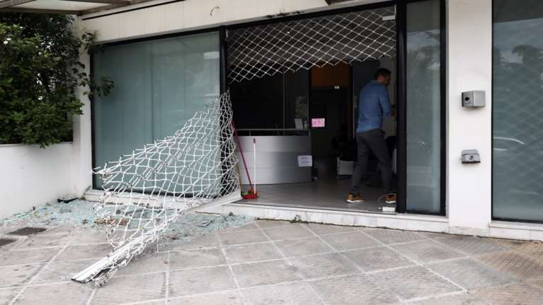 Κινηματογραφική ληστεία: Μπούκαραν με φορτηγό σε φαρμακευτική εταιρεία και άρπαξαν το χρηματοκιβώτιο