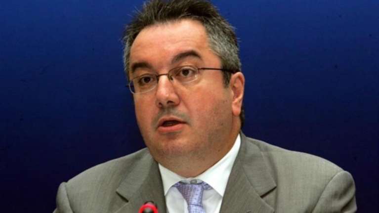 Ηλίας Μόσιαλος: Η σημασία του να φοράς μάσκα σε μία φωτογραφία [Εικόνα]